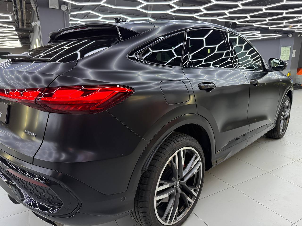 Оклейка Audi Q5 в сатиновую полиуретановую пленку 200 мкм: шелковый финиш и надежная защита